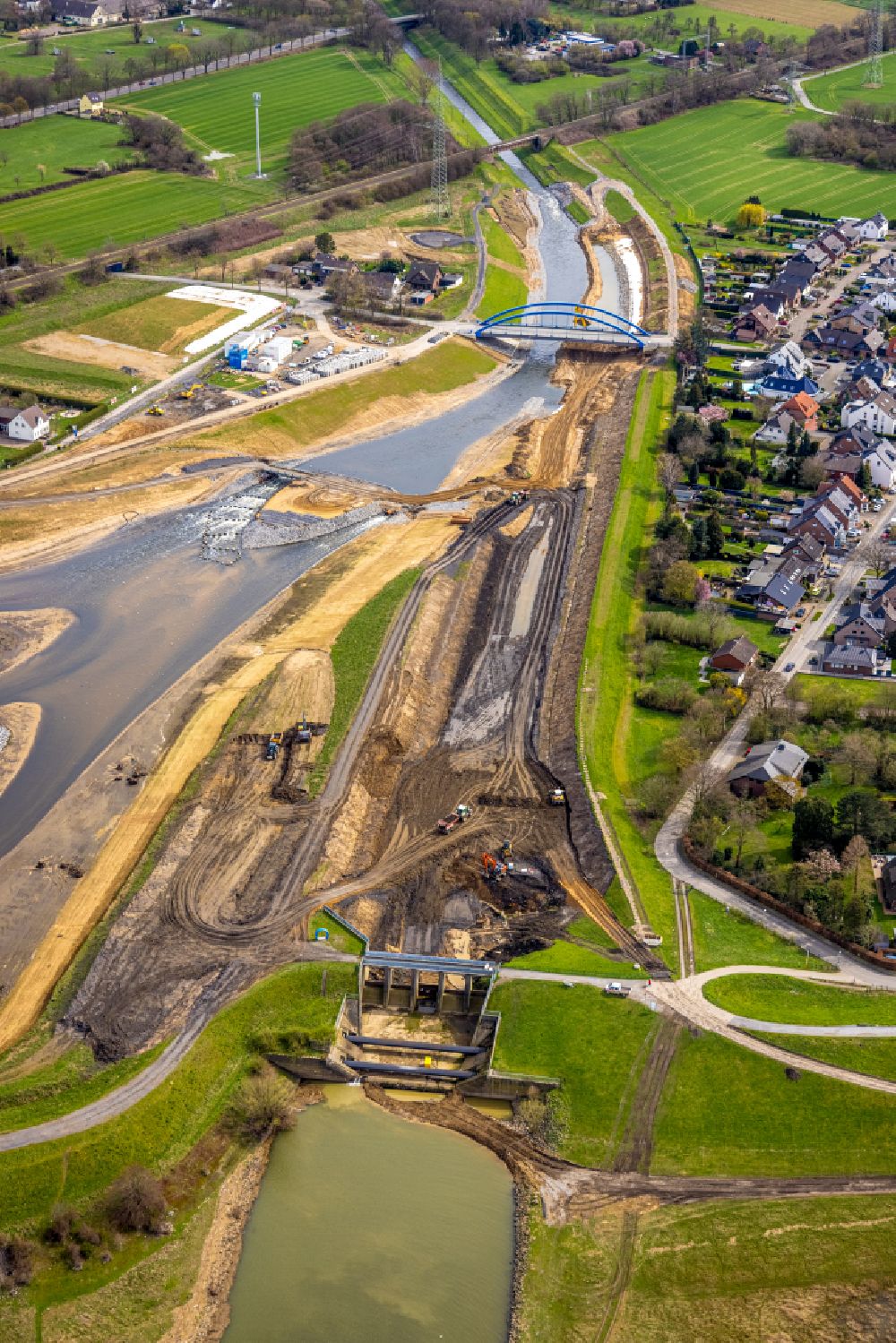 Aerial photograph Dinslaken - Conversion - construction site on the fall structure of the Emscher estuary in the Rhine near Dinslaken in the state of North Rhine-Westphalia