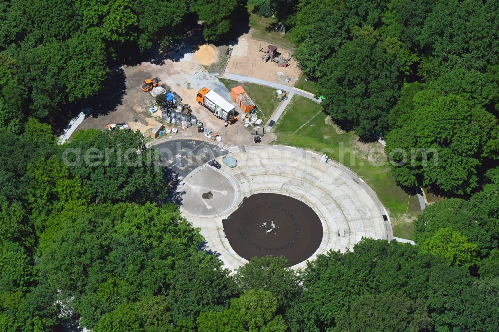Berlin from above - Construction site for the modernization, renovation and conversion of the swimming pool of the outdoor pool Wasserspielplatz on Dammweg (Plansche) in Berlin, Germany