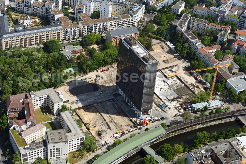 Berlin from the bird's eye view: Reconstruction and new construction of high-rise building on Postscheckamt- Areal on Halleschen Ufer in the district Kreuzberg in Berlin, Germany