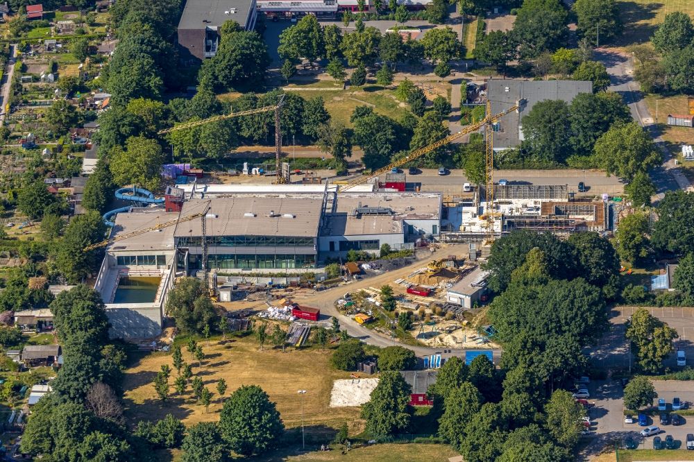 Aerial photograph Dinslaken - Spa and swimming pools at the swimming pool of the leisure facility DINonare - das stadtwerkebad of Dinslakener Baeof GmbH Am Stadtbad in Dinslaken in the state North Rhine-Westphalia, Germany