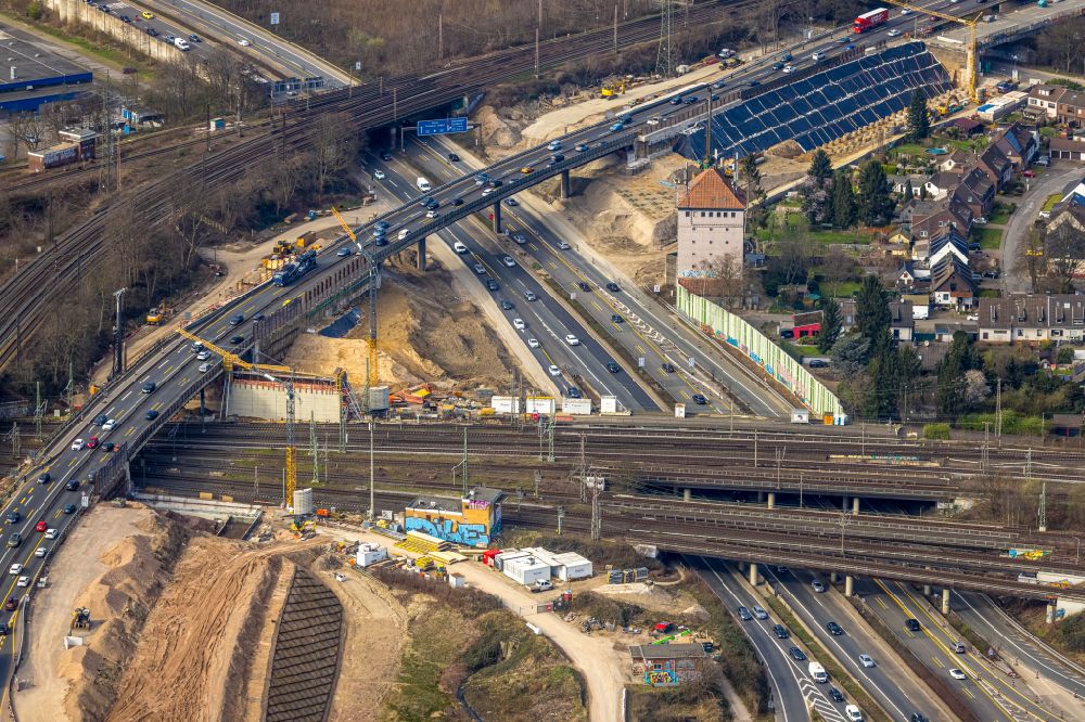 Duisburg from above - Construction sites for the conversion and renovation and redesign of the Kaiserberg motorway junction with spaghetti knots in Duisburg in the Ruhr area in the state of North Rhine-Westphalia. The cross over the river Ruhr in the Ruhr area connects the A 3 federal autobahn with the A 40 autobahn