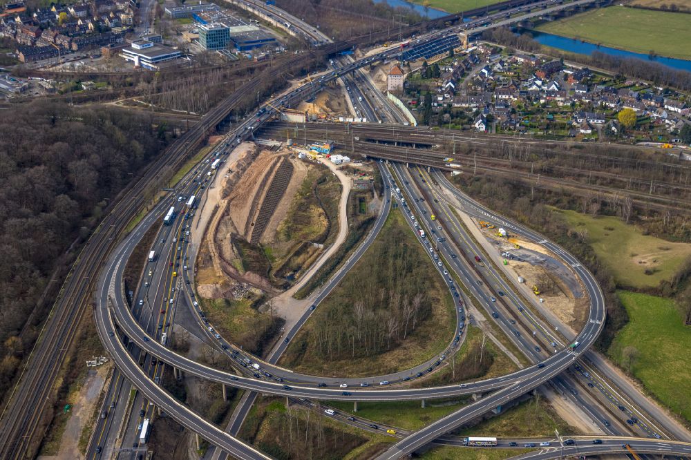 Duisburg from the bird's eye view: Construction sites for the conversion and renovation and redesign of the Kaiserberg motorway junction with spaghetti knots in Duisburg in the Ruhr area in the state of North Rhine-Westphalia. The cross over the river Ruhr in the Ruhr area connects the A 3 federal autobahn with the A 40 autobahn