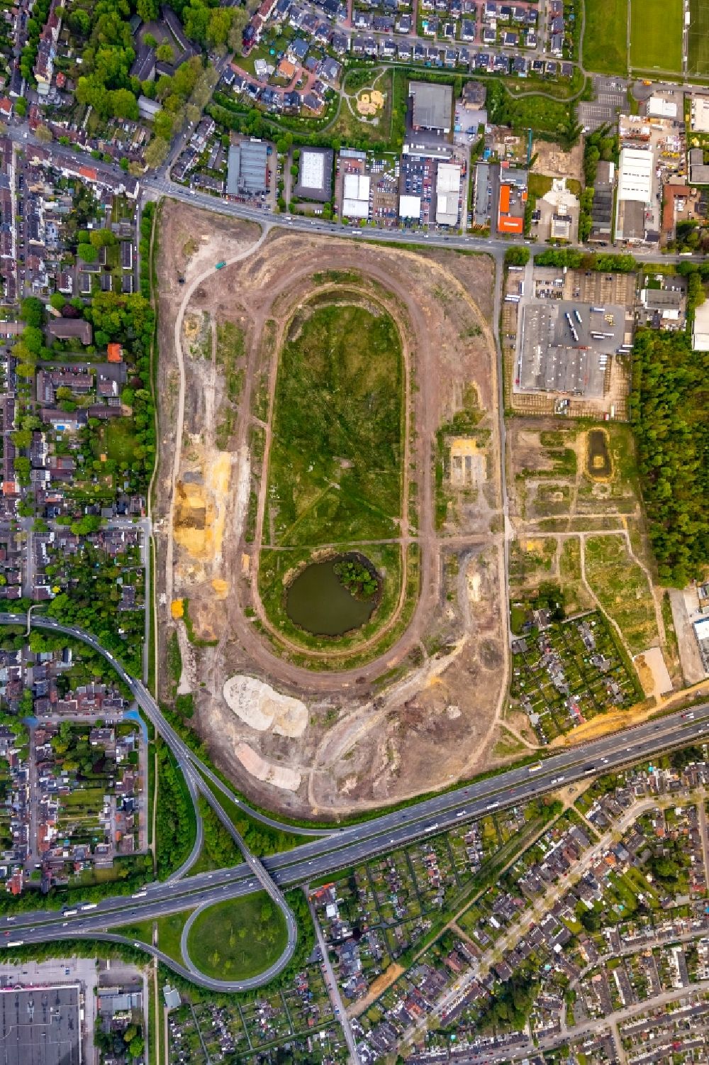 Recklinghausen from the bird's eye view: Development, demolition and renovation work on the site of the former racing track - harness racing track as part of the integrated district development concept (ISEK) Hillerheide in Recklinghausen at Ruhrgebiet in the state of North Rhine-Westphalia, Germany