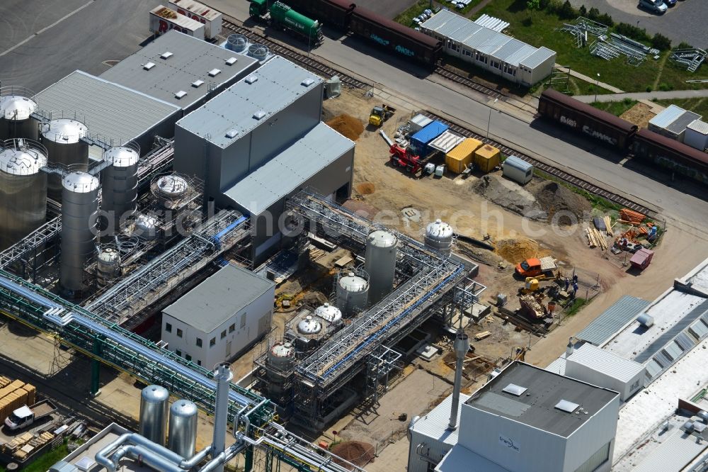 Genthin from the bird's eye view: View of modification and expansion works at the industrial and chemical plants of the Waschmittelwerk Genthin GmbH in the state of Saxony-Anhalt