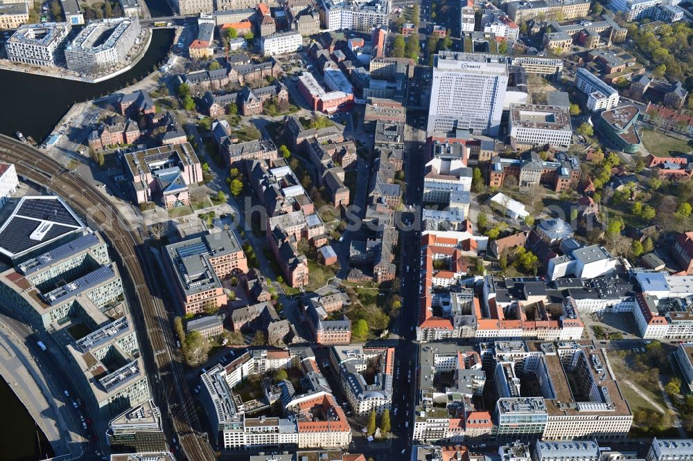 Aerial photograph Berlin - University Hospital Campus Charite - Universitaetsmedizin (CCM) with the bed tower in the district Mitte in Berlin