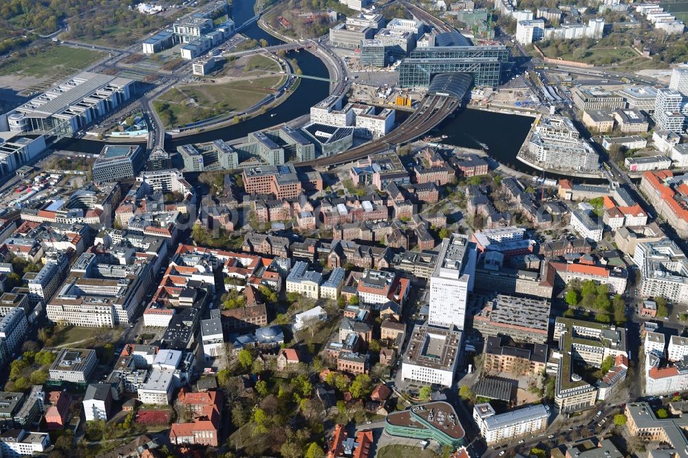 Berlin from the bird's eye view: University Hospital Campus Charite - Universitaetsmedizin (CCM) with the bed tower in the district Mitte in Berlin