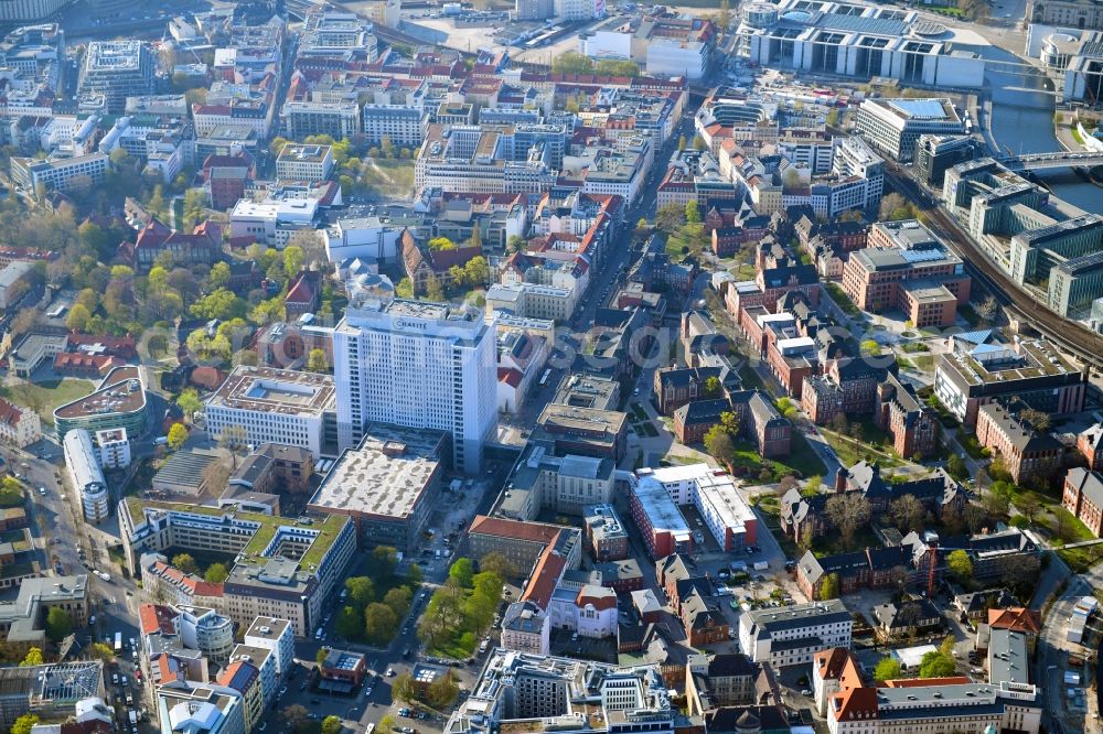 Aerial image Berlin - University Hospital Campus Charite - Universitaetsmedizin (CCM) with the bed tower in the district Mitte in Berlin