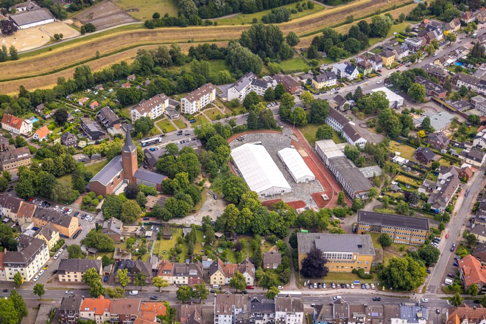 Aerial image Dorsten - White tents as accommodation for refugees on the sports field sports facility of the community secondary school Dietrich-Bonhoeffer-School on Marler Strasse in the district Feldmark in Dorsten in the Ruhr area in the state North Rhine-Westphalia, Germany