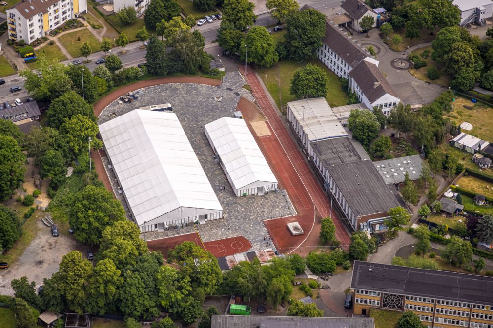 Aerial photograph Dorsten - White tents as accommodation for refugees on the sports field sports facility of the community secondary school Dietrich-Bonhoeffer-School on Marler Strasse in the district Feldmark in Dorsten in the Ruhr area in the state North Rhine-Westphalia, Germany