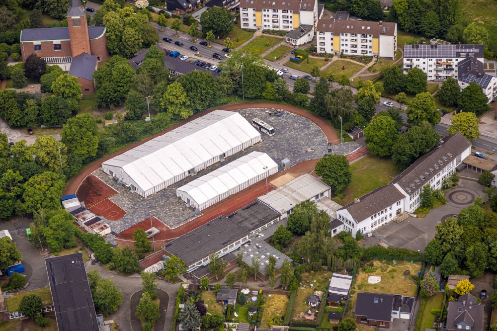 Dorsten from above - White tents as accommodation for refugees on the sports field sports facility of the community secondary school Dietrich-Bonhoeffer-School on Marler Strasse in the district Feldmark in Dorsten in the Ruhr area in the state North Rhine-Westphalia, Germany