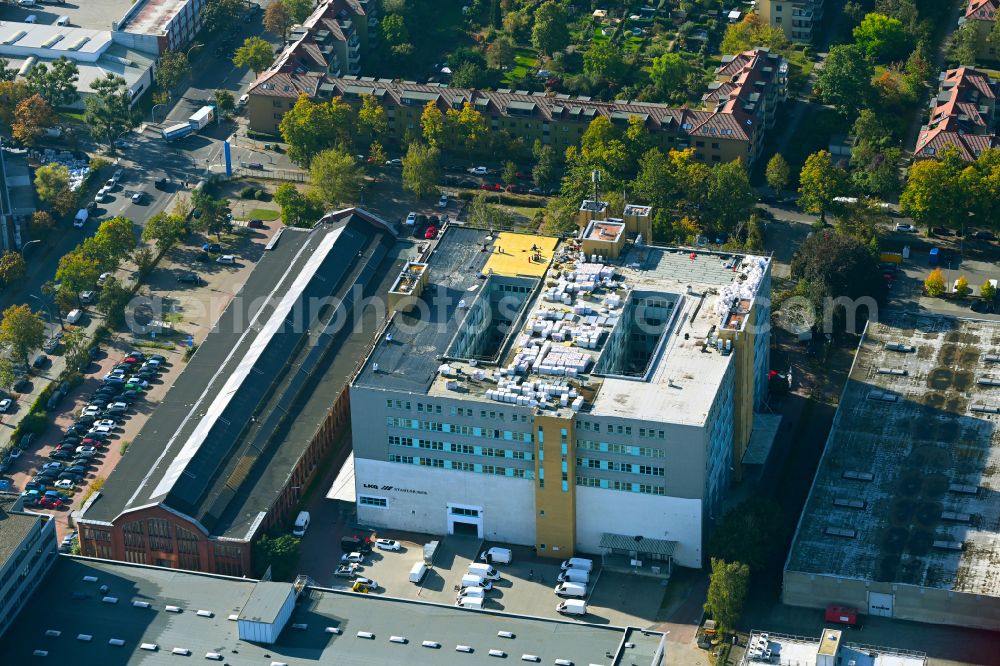 Aerial photograph Berlin - Administration building of the company LKQ Stahlgruber on street Miraustrasse in the district Borsigwalde in Reinickendorf in Berlin, Germany