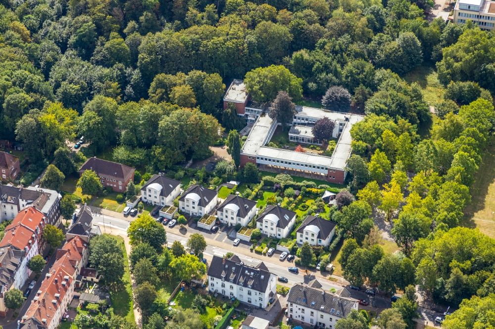Aerial image Gelsenkirchen - Administration building of the company of Vonovia Immobilien Treuhond GmbH on dVirchowstrasseer in the district Ueckendorf in Gelsenkirchen in the state North Rhine-Westphalia, Germany