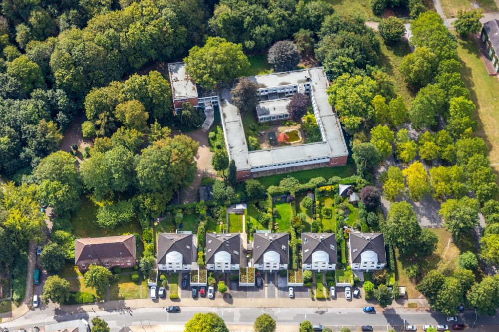Aerial photograph Gelsenkirchen - Administration building of the company of Vonovia Immobilien Treuhond GmbH on dVirchowstrasseer in the district Ueckendorf in Gelsenkirchen in the state North Rhine-Westphalia, Germany