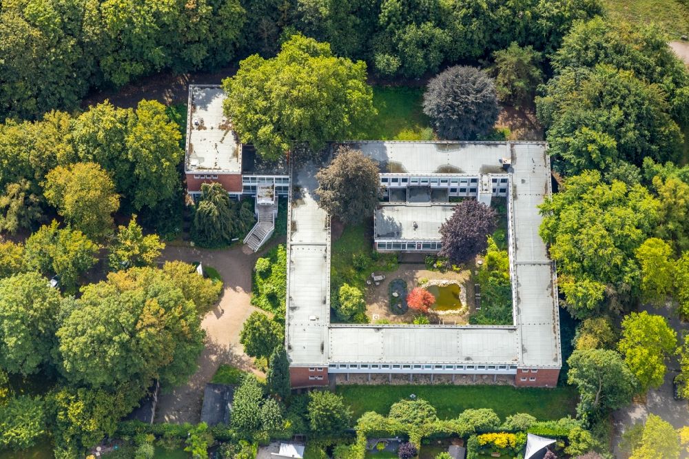 Gelsenkirchen from above - Administration building of the company of Vonovia Immobilien Treuhond GmbH on dVirchowstrasseer in the district Ueckendorf in Gelsenkirchen in the state North Rhine-Westphalia, Germany