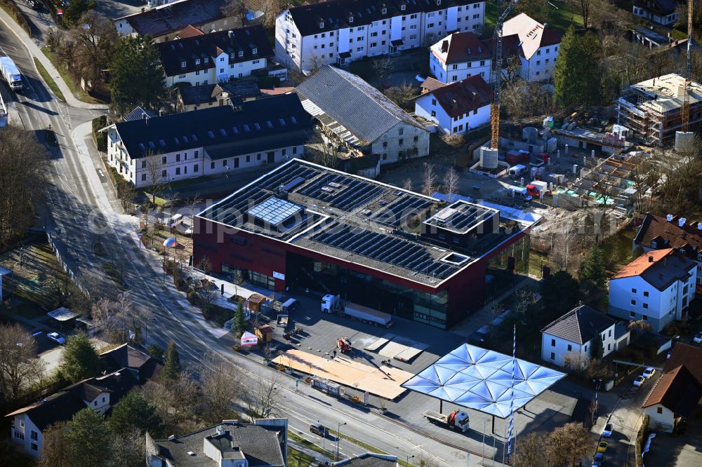 Aerial photograph Unterföhring - Building of the indoor arena Buergerhaus Unterfoehring on street Muenchener Strasse in Unterfoehring in the state Bavaria, Germany
