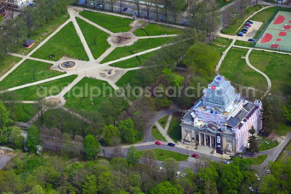 Zgorzelec from the bird's eye view: Freestanding supported facade on the construction site for the gutting and renovation and restoration of the historical building Oberlausitzer Memorial Hall in Park Andreja Blachanca in Zgorzelec in the Voivodeship of Lower Silesia, Poland