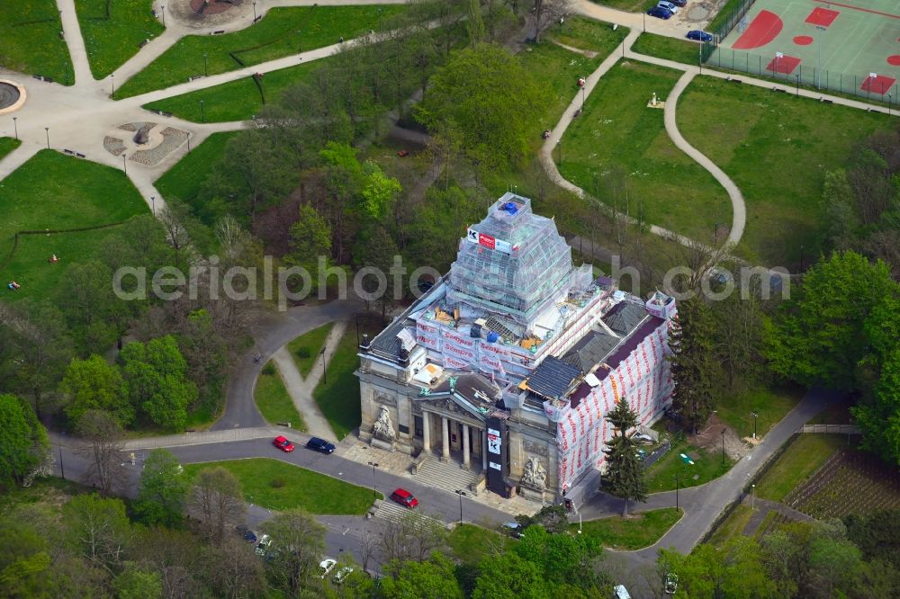 Aerial photograph Zgorzelec - Freestanding supported facade on the construction site for the gutting and renovation and restoration of the historical building Oberlausitzer Memorial Hall in Park Andreja Blachanca in Zgorzelec in the Voivodeship of Lower Silesia, Poland