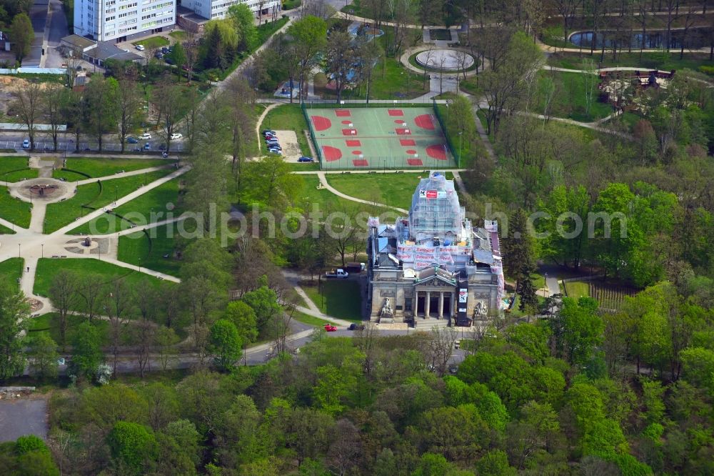 Aerial image Zgorzelec - Gerltsch - Freestanding supported facade on the construction site for the gutting and renovation and restoration of the historical building Oberlausitzer Memorial Hall in Park Andreja Blachanca in Zgorzelec in the Voivodeship of Lower Silesia, Poland