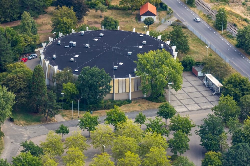 Aerial photograph Wesel - Building of the indoor arena Rundsporthalle An de Tent in Wesel in the state North Rhine-Westphalia, Germany