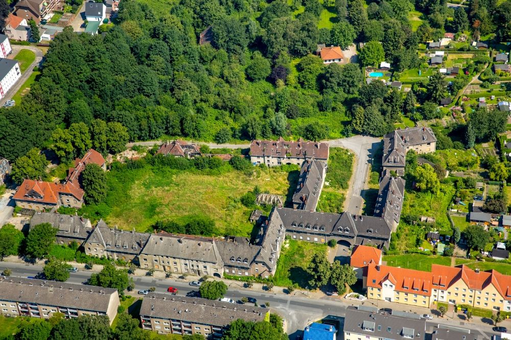Gladbeck from the bird's eye view: Expiration of the former colliery settlement Mallet & Iron Gladbecker Zweckel colliery between the mallets road, Iron road and Bohnekamp street in Gladbeck in North Rhine-Westphalia