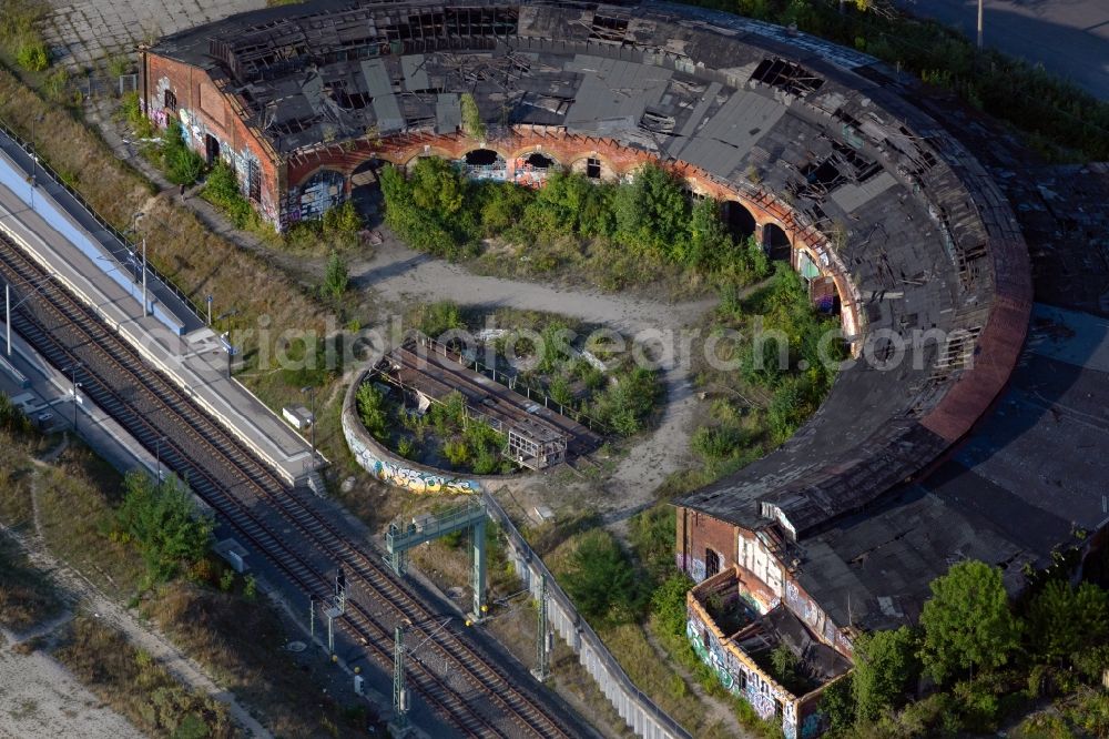 Aerial photograph Leipzig - Decaying tracks at the ruins of the round shed (also locomotive shed) Lokschuppen Bayerischer Bahnhof on street Semmelweisstrasse in Leipzig in the state Saxony, Germany