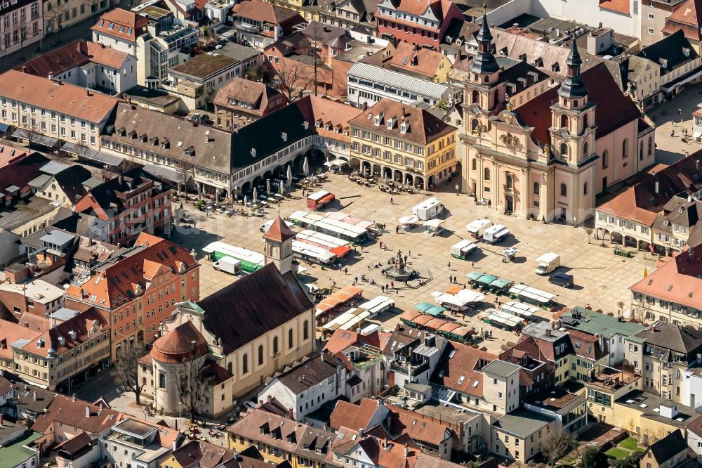 Aerial photograph Ludwigsburg - Sale and food stands and trade stalls in the market place and Innenstadtbereich in Ludwigsburg in the state Baden-Wuerttemberg, Germany