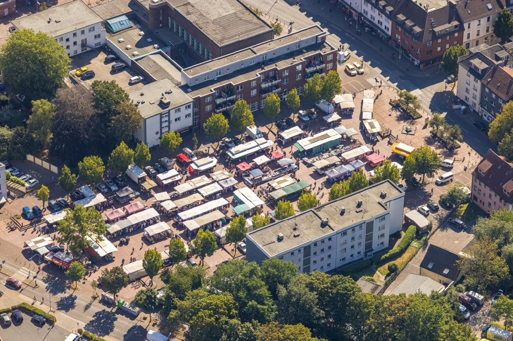 Essen from above - Sale and food stands and trade stalls in the market place Altenessener Markt in the district Altenessen - Sued in Essen at Ruhrgebiet in the state North Rhine-Westphalia, Germany