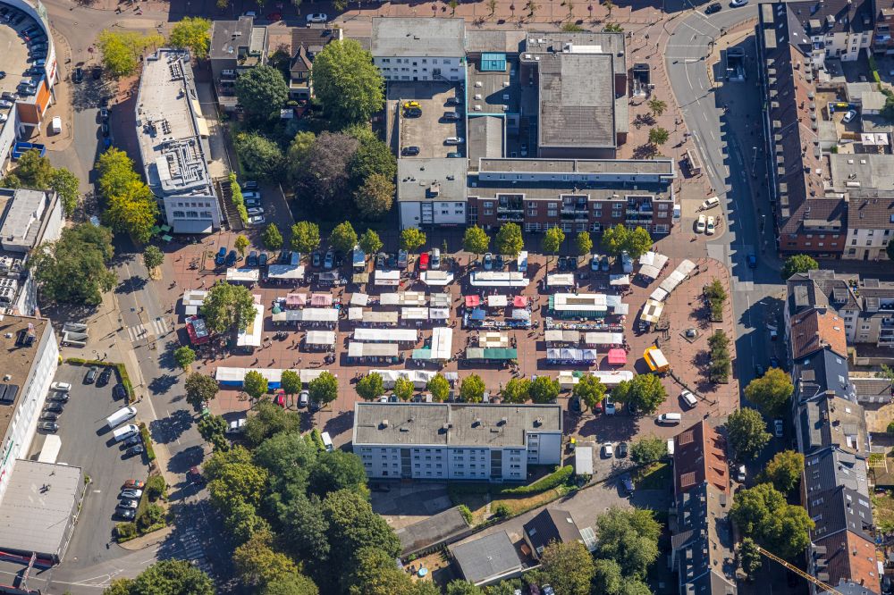 Essen from the bird's eye view: Sale and food stands and trade stalls in the market place Altenessener Markt in the district Altenessen - Sued in Essen at Ruhrgebiet in the state North Rhine-Westphalia, Germany