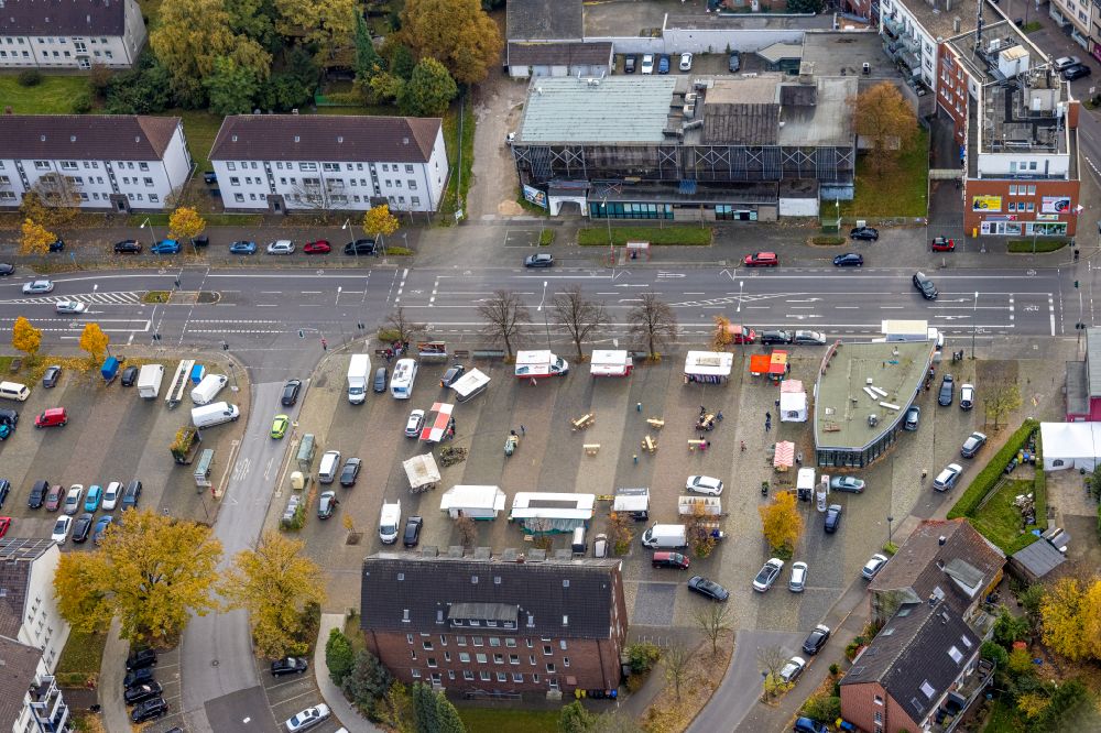 Aerial photograph Bottrop - Sale and food stands and trade stalls in the market place on Auto- Parkplatz on Boyer Markt in the district Eigen in Bottrop at Ruhrgebiet in the state North Rhine-Westphalia, Germany