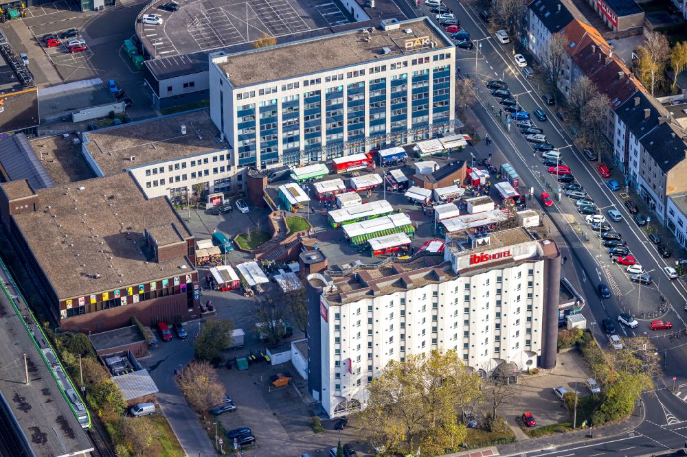 Aerial photograph Bochum - Sale and food stands and trade stalls in the market place on Buddenbergplatz on street Ferdinandstrasse in the district Innenstadt in Bochum at Ruhrgebiet in the state North Rhine-Westphalia, Germany