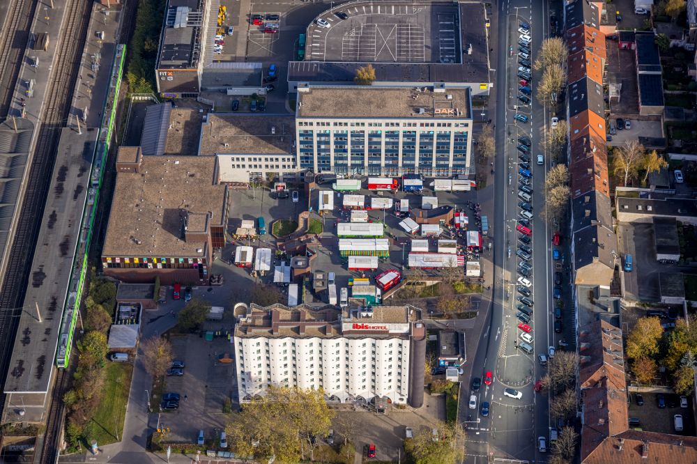 Bochum from above - Sale and food stands and trade stalls in the market place on Buddenbergplatz on street Ferdinandstrasse in the district Innenstadt in Bochum at Ruhrgebiet in the state North Rhine-Westphalia, Germany