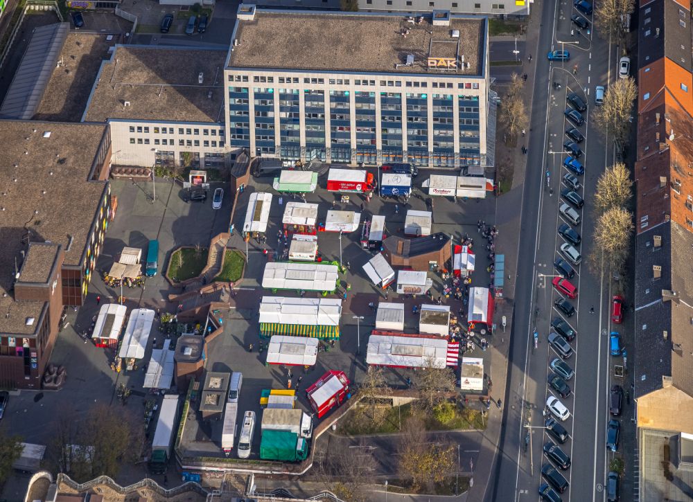 Bochum from the bird's eye view: Sale and food stands and trade stalls in the market place on Buddenbergplatz on street Ferdinandstrasse in the district Innenstadt in Bochum at Ruhrgebiet in the state North Rhine-Westphalia, Germany