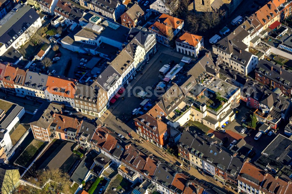 Dorsten from the bird's eye view: Sale and food stands and trade stalls in the market place on street Markt in Dorsten at Ruhrgebiet in the state North Rhine-Westphalia, Germany