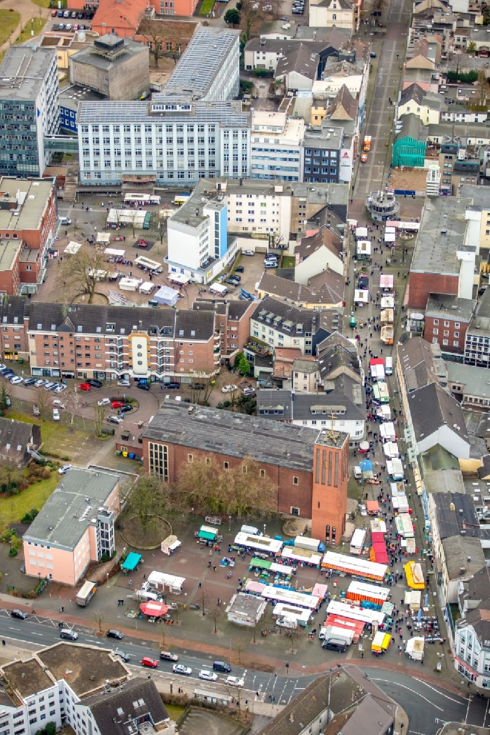Oberhausen from above - Sale and food stands and trade stalls in the market place Grosser Markt on church St.Clemens on Steinbrinkstrasse in the district Sterkrade-Nord in Oberhausen in the state North Rhine-Westphalia