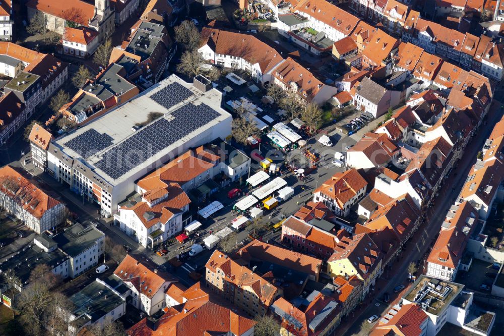 Göttingen from above - Sale and food stands and trade stalls in the market place on street Am Wochenmarkt in Goettingen in the state Lower Saxony, Germany