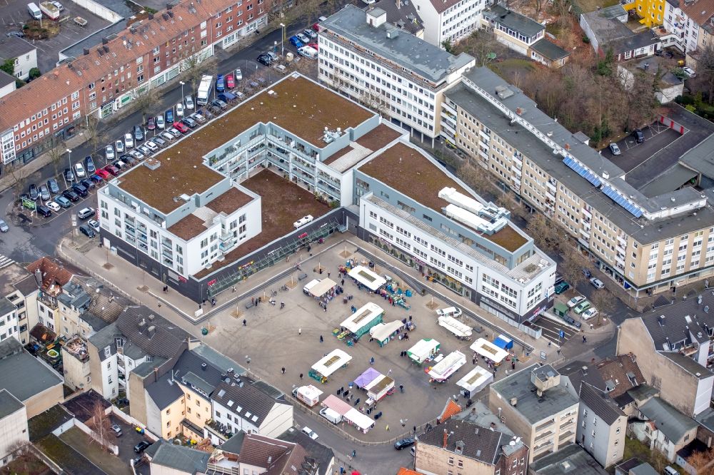 Gelsenkirchen from the bird's eye view: Sale and food stands and trade stalls in the market place on Margarethe-Zingler-Platz in the district Zentrum in Gelsenkirchen in the state North Rhine-Westphalia, Germany
