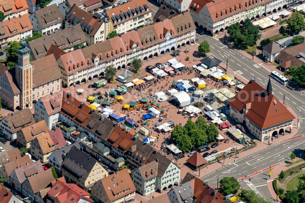 Freudenstadt from above - Sale and food stands and trade stalls in the market place on Marktplatz in Freudenstadt at Schwarzwald in the state Baden-Wuerttemberg, Germany