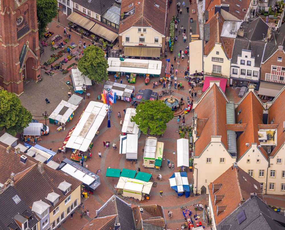 Haltern am See from the bird's eye view: Sale and food stands and trade stalls in the market place on Marktplatz in Haltern am See at Ruhrgebiet in the state North Rhine-Westphalia, Germany