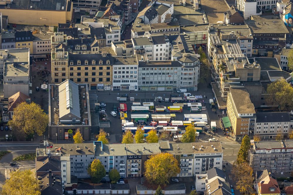 Aerial image Gelsenkirchen - Sale and food stands and trade stalls in the market square at the town hall of the inner city center at the De-La-Chevallerie Street in Gelsenkirchen - Buer in North Rhine-Westphalia