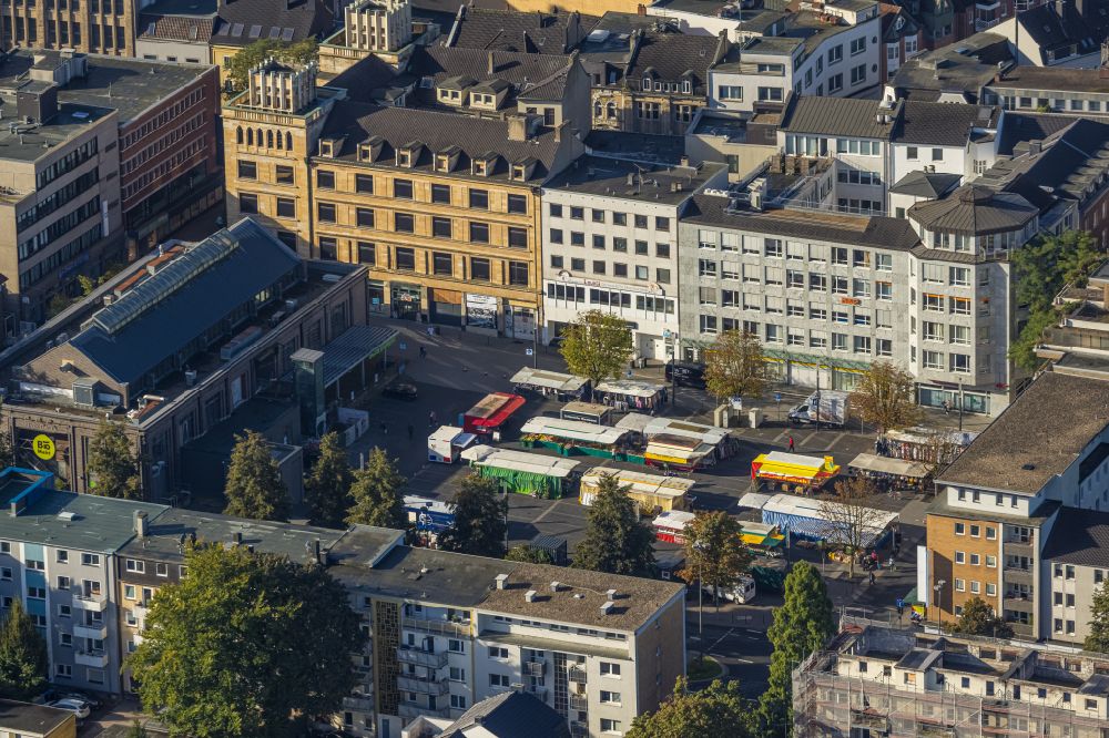 Aerial photograph Gelsenkirchen - Sale and food stands and trade stalls in the market square at the town hall of the inner city center at the De-La-Chevallerie Street in Gelsenkirchen - Buer in North Rhine-Westphalia