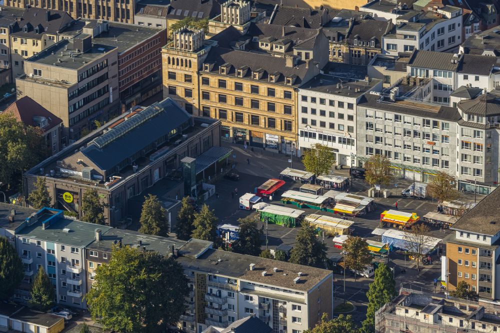 Gelsenkirchen from above - Sale and food stands and trade stalls in the market square at the town hall of the inner city center at the De-La-Chevallerie Street in Gelsenkirchen - Buer in North Rhine-Westphalia