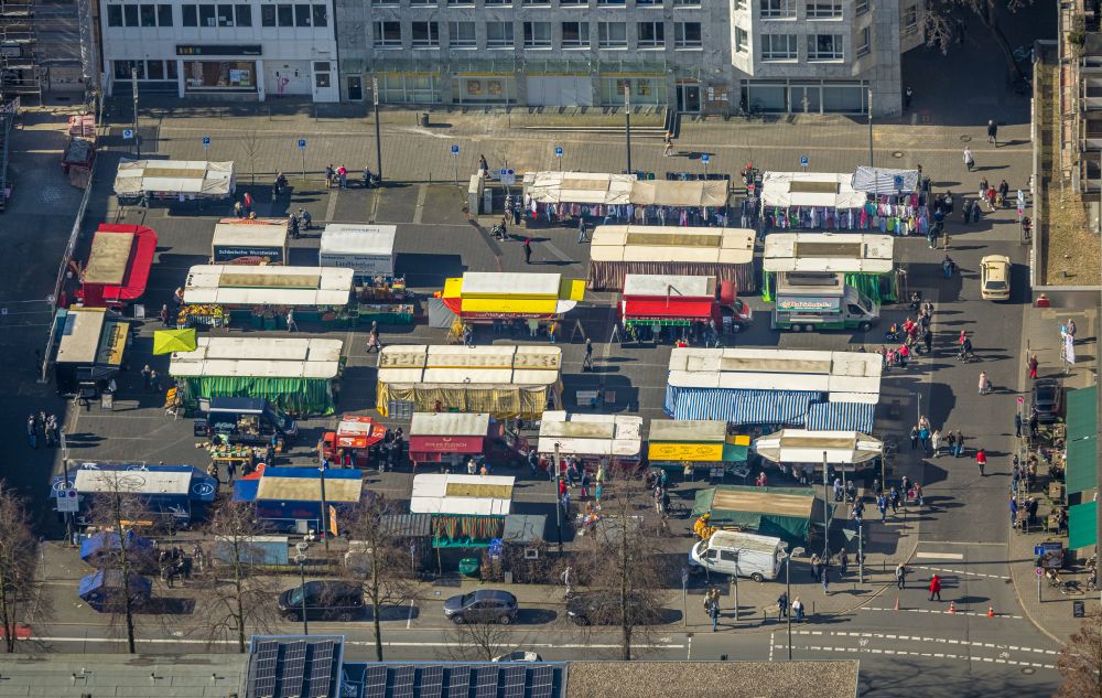 Gelsenkirchen from the bird's eye view: Sale and food stands and trade stalls in the market square at the town hall of the inner city center at the De-La-Chevallerie Street in Gelsenkirchen - Buer in North Rhine-Westphalia