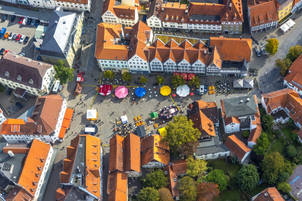 Soest from the bird's eye view: Sale and food stands and trade stalls in the market place on street Marktstrasse in Soest in the state North Rhine-Westphalia, Germany