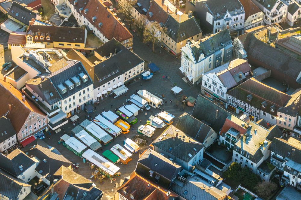 Unna from above - Sales and snack stands and trade stalls on the market square in Unna in the Ruhr area in the state North Rhine-Westphalia, Germany