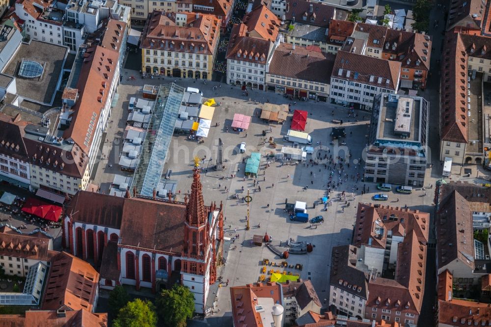 Aerial photograph Würzburg - Sale and food stands and trade stalls in the market place on Marktplatz in the district Altstadt in Wuerzburg in the state Bavaria, Germany