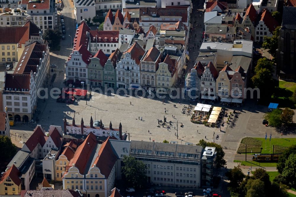 Aerial image Rostock - Sale and food stands and trade stalls in the market place Neuer Markt in the district Stadtmitte in Rostock in the state Mecklenburg - Western Pomerania, Germany