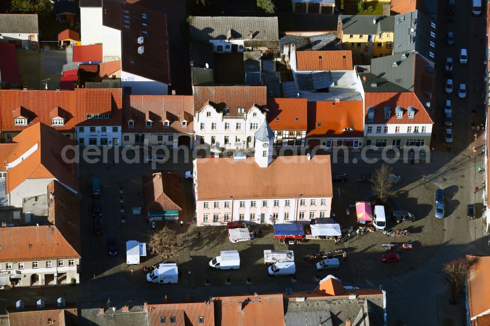 Zehdenick from above - Sale and food stands and trade stalls in the market place on Am Markt in Zehdenick in the state Brandenburg, Germany
