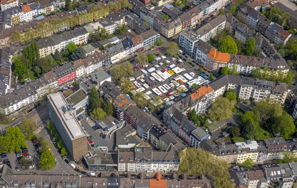 Aerial photograph Essen - Sale and food stands and trade stalls in the market place Ruettenscheider Platz in the district Stadtbezirke II in Essen in the state North Rhine-Westphalia