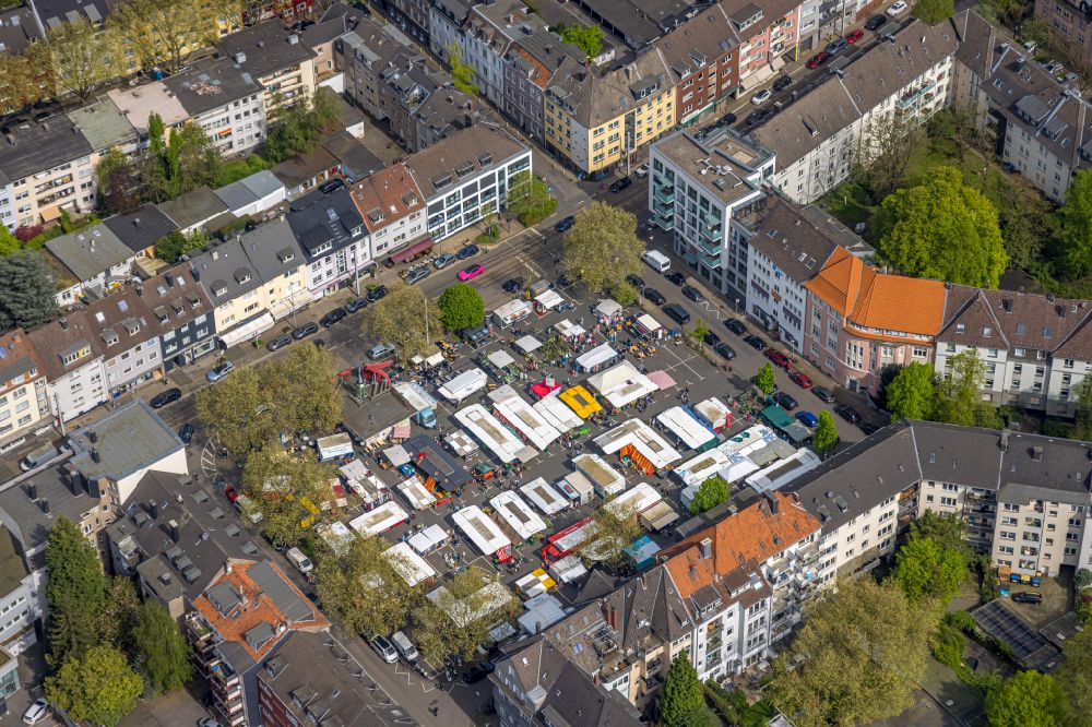 Essen from above - Sale and food stands and trade stalls in the market place Ruettenscheider Platz in the district Stadtbezirke II in Essen in the state North Rhine-Westphalia
