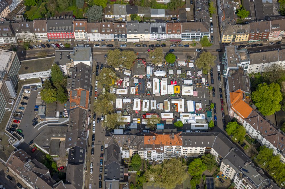 Essen from the bird's eye view: Sale and food stands and trade stalls in the market place Ruettenscheider Platz in the district Stadtbezirke II in Essen in the state North Rhine-Westphalia